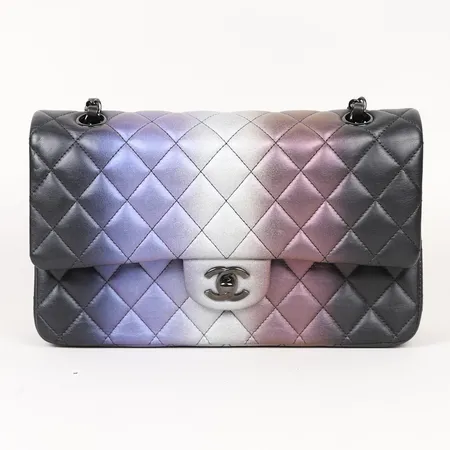 Väska Chanel, Classic Double Flap, medium, multicolor iridescent calfskin, chipcode: C24JGGG7, 25x16x6cm, axelremsband i svart metall och läder, dustbag, brukesslitage