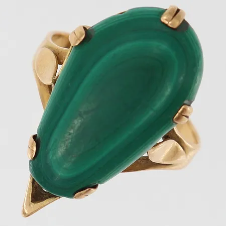 Ring med grön sten, stl: 20¼, bredd 2,8-29mm, skadad sten, lös i fattning, 18K bruttovikt: 7,6g 