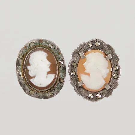 Två omaka örhängen med Camé och markasiter, Clips, Silver 800/1000  Vikt: 3,8 g