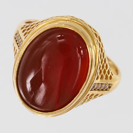 Ring med brunröd sten samt vita, stl: 18½, bredd 3-18mm, 21K. Vikt: 5,9 g