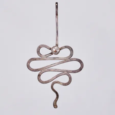 Hänge längd: ca 9,2cm bredd: ca 2-50mm år 1994 925/1000 silver Vikt: 11,7 g