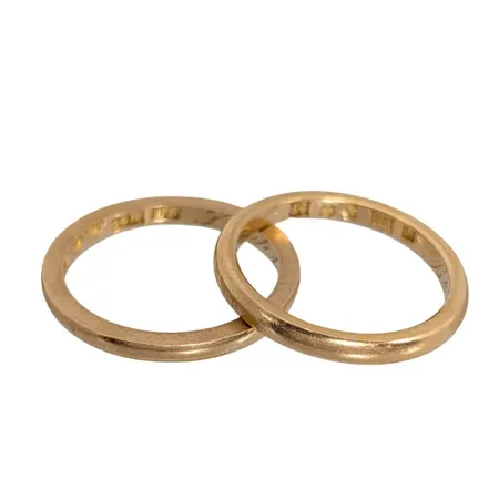 Ringar, två st, 18K guld, gravyrer Vikt: 7,5 g