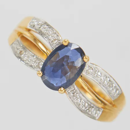 Ring med en safir ca.7,2x5,2mm samt diamanter 8 x ca.0,0025ct, 8/8-slipade, Ø17¼, bredd: 2-7,2mm, 18K Vikt: 3,8 g