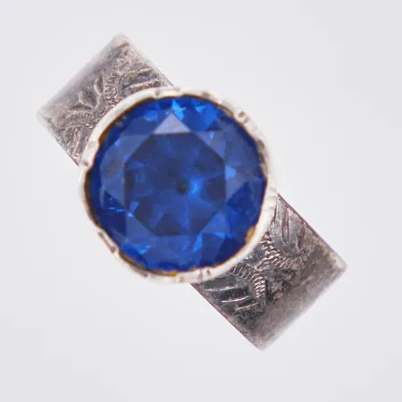 Ring med blå sten stl. ca 18 bredd: ca 7-11mm Köping år 1968 830/1000 silver Vikt: 5,6 g