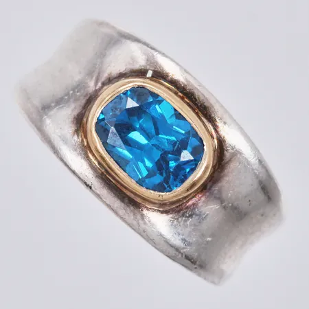 Ring med blå sten stl: ca 18 bredd: ca 4-11mm infattningen 14K/skenan 925/1000 silver Vikt: 8,5 g