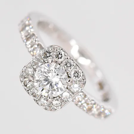 Ring vitguld, diamanter ca 0,65ctv, stl 14¾, personligt graverad, 18K Vikt: 3,8 g