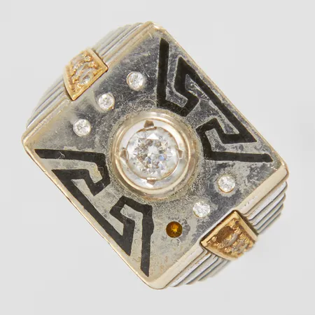 Klackring med vita stenar, 19¾, bredd 5-16,5mm, två stenar saknas, 18K, bruttovikt 15,6g Vikt: 15,6 g