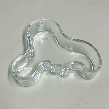 Skål / fat Iittala Alvar Aalto "Savoy" ca 14cm bred, 3,5cm hög, glas, etikettmärkt Skickas med paket.