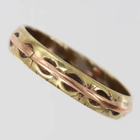 Ring med dekor, stl: 18½, bredd 4mm, ostämplad, sprickor i skena,  tvåfärgat 14K.  Vikt: 3 g