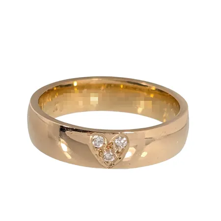 Diamantring, 18K guld, Diamanter 3 x 0,02ct - stämplad 0,06 på skenans insida, tillverkarstämpel GBA, svensk kontrollstämpel, Ø18,0 mm, bredd 5 mm, invändig gravyr Vikt: 6,7 g