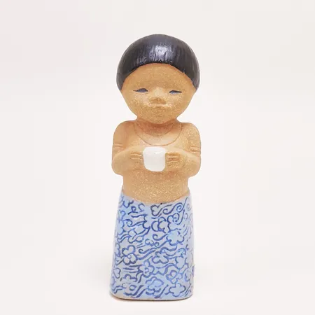 Figurin All Världens Barn - Maria, Lisa Larson för Gustavsberg, höjd: 14cm, delvis glaserat stengods, etikettmärkt, stämpelmärkt