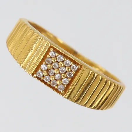 Ring med vita stenar, stl 16, bredd ca 2,5-6mm, skev, 22K Vikt: 3,8 g