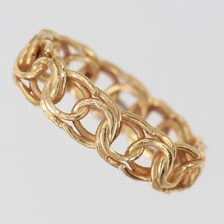 Ring Bismarck, stl: 16½, bredd 5,5mm, något oval, 18K.  Vikt: 3,3 g