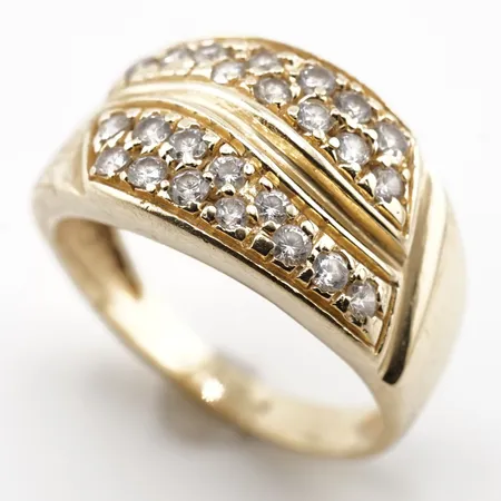 Ring m vita stenar, stl 18½(57), bredd 11mm, 14k Vikt: 4,4 g