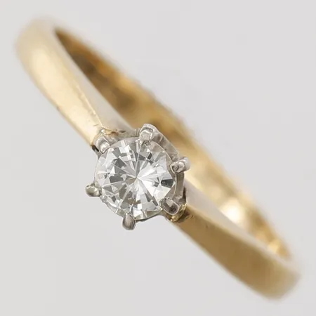 Ring med diamant 0,16ct enligt gravyr, en klo av, stl 15¼, ca W/VS, gravyr, 18K Vikt: 2,2 g