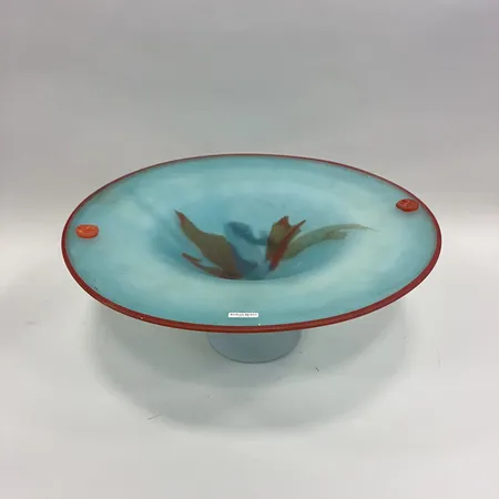 Skål på fot Kosta Boda Monica Backström, Ø 34cm, höjd ca 14cm, osignerad, ettikettmärkt, ytslitage, repor Skickas med postpaket.