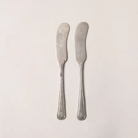 Två Smörknivar, längd: 15,5cm, monogram, brittiska stämplar samt svenska kontrollstämplar, 925/1000 silver. Vikt: 58,5 g