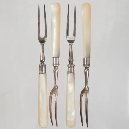 4 Olivgafflar 17,5cm, skaft i pärlemo, Sheffield år 1898, 925/1000 silver, bruttovikt: 158,2g.