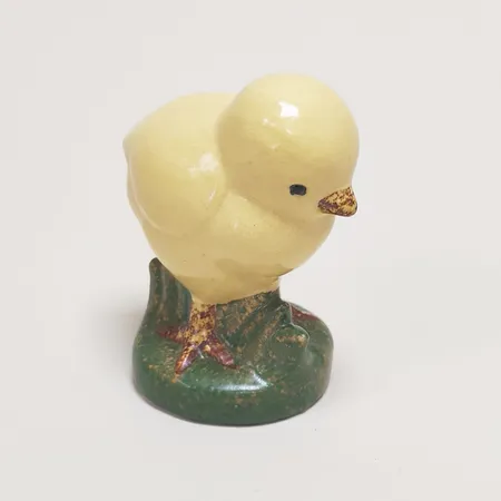 Figurin Kyckling ur serien Leghorn, Lisa Larson för Gustavsberg, höjd: ca.7,5cm, glaserat stengods, signerad undertill, smärre färgbortfall