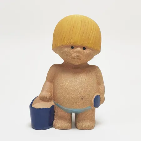 Figurin All Världens Barn - Väst, Lisa Larson för Gustavsberg, höjd: 13cm, delvis glaserat stengods, etikettmärkt, stämpelmärkt, mindre svarta skavmärken