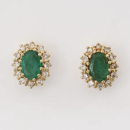 Ett par örhängen med smaragder 2 x ca 0,40ct samt åttakantsslipade diamanter 24 x ca 0,01ct, höjd 10mm, bredd 8mm, 14K Vikt: 2,4 g