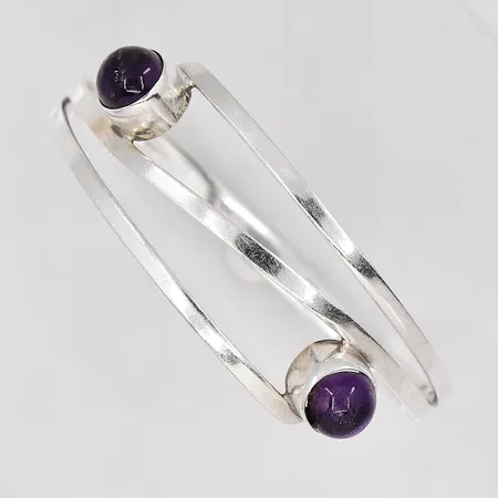 Armring med lila stenar, Ø 67mm, skev skena, handsmide Gussi, silver 830/1000 Vikt: 19,5 g
