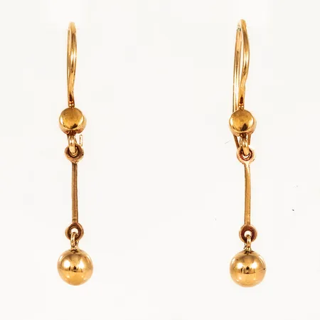 Hängande örhängen i 18K guld. De är 32,5 mm långa, 4,5 mm breda och väger 1,2g. Krok med fällögla.