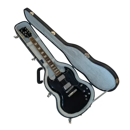 Elgitarr Gibson SG Standard 2013 Ebony, modellnummer SG13EBCH1, serienummer 117731397, original hardcase, certifikat (COA), lite skada på kontrollknapp, matt/slitage plektrumskydd, normalt bruksskick,  Skickas med postpaket.