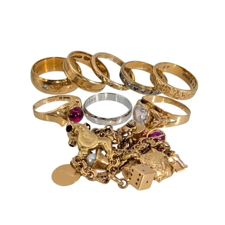 Diverse smycken, 18K guld, slitage, defekter och gravyrer, bruttovikt 44,6g Vikt: 44,6 g