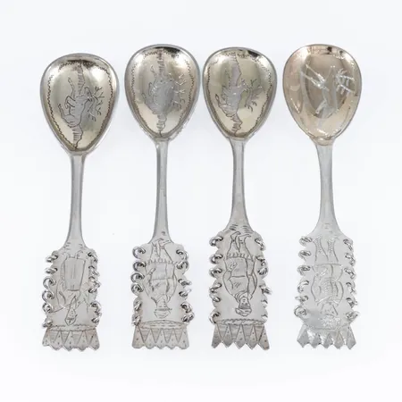 Fyra kaffeskedar i silver med samiskt motiv. Olika längder 109 - 114 mm, olika tillverkare. Vikt: 49,3g.