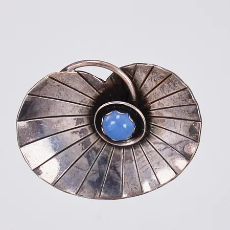 Brosch med blå sten längd: ca 3,4cm bredd: ca 28mm ALTON år 1956 830/1000 silver  Vikt: 5,7 g