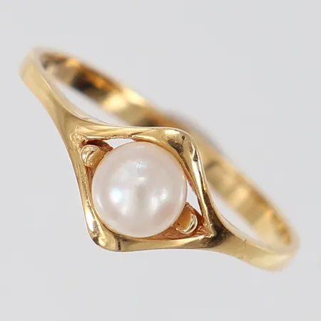 Ring med odlad pärla, stl: 16¾, bredd 1,8-7mm, 18K.  Vikt: 1,6 g