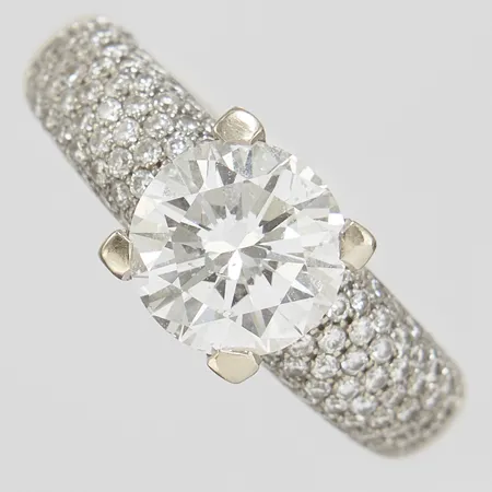 Enstensring med diamant 1 x 2,03ct samt 114 diamanter 0,71ctv enligt gravyr, gradering mittsten: ca.Cr-TCa(J-K)/SI1, Ø18, bredd: 3,5-8,2mm, mittsten lös i sin fattning, 18K Vikt: 6,8 g