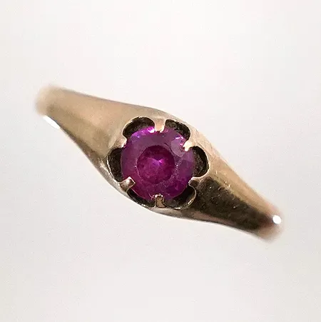 Ring med syntetisk rubin stl 19¼ bredd 1.7-6.5mm 14k 1,8g Vikt: 1,8 g