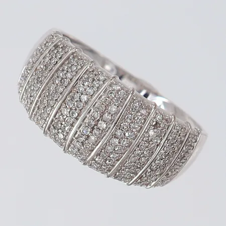 Ring med diamanter ca 168 x 0,0025ct, stl 18¾, bredd ca 2,5-9,5mm, saknas en sten, vitguld, repig, Guldfynd, 18K Vikt: 4,5 g