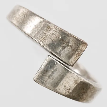 Ring, stl 19, bredd 3-12mm, slitage, ojämnheter 925/1000 silver. Vikt: 5,5 g
