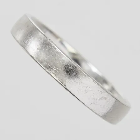 Ring, slät, Ø19, bredd: 4mm, ograverad, lätt kupad insida, Schalins, repig, vitguld, 18K Vikt: 5,4 g