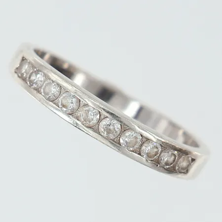 Ring med vita stenar, stl 18, bredd ca2,5-3mm, 925/1000 silver Vikt: 2,3 g