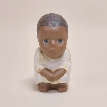 Figurin All Världens Barn - Syd, Lisa Larson för Gustavsberg, höjd: 11cm, delvis glaserat stengods, etikettmärkt, stämpelmärkt