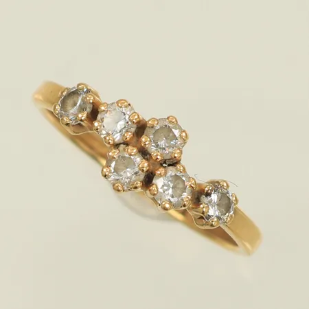 Ring med 6 vita stenar, stl 18 bredd 2-7mm, 18K 1,1g totalt.