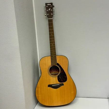 Akustisk gitarr, Yamaha, modell FG700MS, nr. HL H13163B, mjukt fodral Vikt: 0 g Skickas med postpaket.