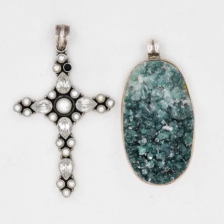 Hänge kors, 40x70mm inklusive ögla, sten saknas, Hänge grön sten, 30x57mm inklusive ögla, silver 925/1000, bruttovikt 36,7g Vikt: 36,7 g