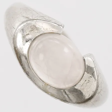 Ring med rosenkvarts, stl: 18¾, bredd: 3 -10mm, GHA, 925/1000 silver, bruttovikt: 5,8g.