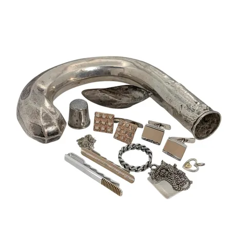Diverse silverföremål, bl.a. smycken eller delar därav, silverkrycka, bruksmärken, gravyr, defekter, krycka med rester av fyllning, en slipsnål med dekor i metall, bruttovikt 195,0 gram Vikt: 195 g