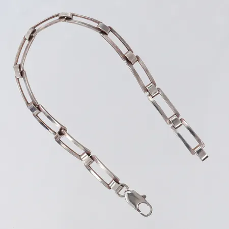 Armband halvstelt, längd 18,5cm, bredd 6,2mm, Silver 925/1000. Vikt: 7,9 g