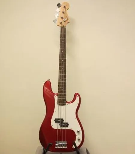 Sähköbasso Fender Squier P-bass, käytön jälkiä, pehmeä kantokassi. Ainoastaan nouto myymälästä