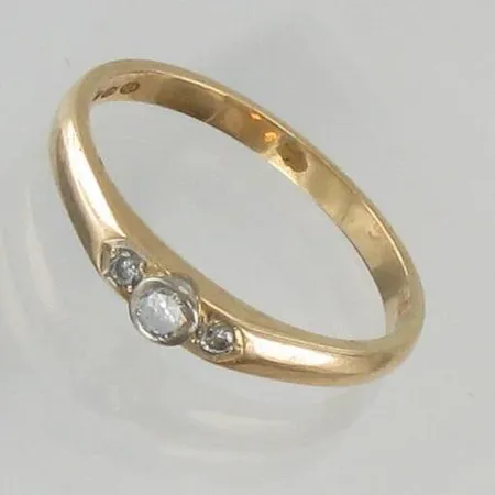 Timanttisormus 1xn.0.05 ja 2xn.0.02ct, koko 17½, 585, paino 2,4g Paino: 2,4 g