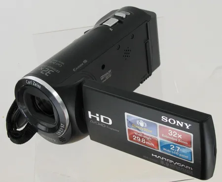 Digivideokamera Sony HDR-CX220 FHD, kaksi akkua, laturi puuttuu, takuu voimassa 28.08.2014 asti.