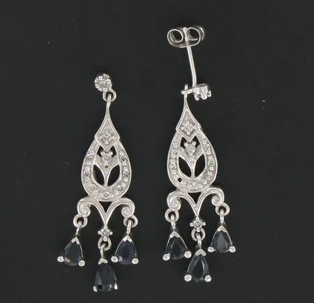 Timanttikorvakorut sinisafiireilla, 22xn.0.005ct, korkeus 32mm, 585 valkokulta, paino 3,9g Paino: 3,9 g
