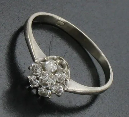 Timanttisormus, 1xn.0.05ct ja 6xn.0.03ct, koko 15½, 585 valkokulta, paino 1,6g Paino: 1,6 g